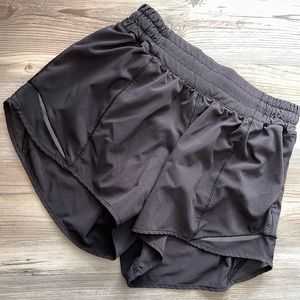 Black 2.5 inch lululemon Hotty hot shorts